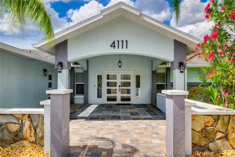 House in New Port Richey, Florida 3 bedrooms, 293.29 sq.m. № 1903873 - photo 8