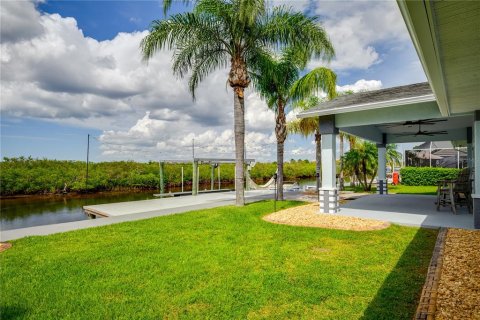 House in New Port Richey, Florida 3 bedrooms, 293.29 sq.m. № 1903873 - photo 1