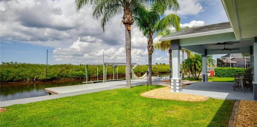 House in New Port Richey, Florida 3 bedrooms, 293.29 sq.m. № 1903873