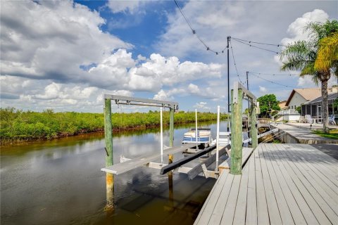 House in New Port Richey, Florida 3 bedrooms, 293.29 sq.m. № 1903873 - photo 5