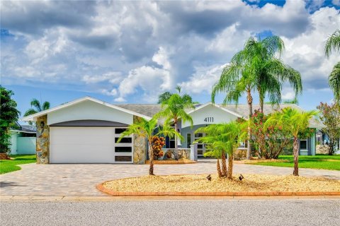 House in New Port Richey, Florida 3 bedrooms, 293.29 sq.m. № 1903873 - photo 9