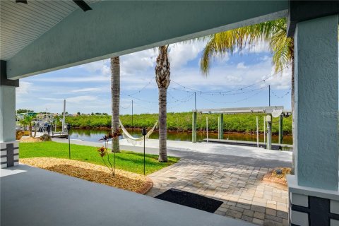 House in New Port Richey, Florida 3 bedrooms, 293.29 sq.m. № 1903873 - photo 6