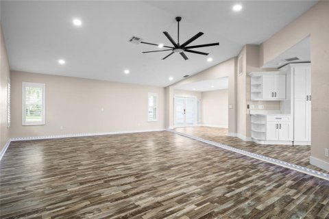 House in New Port Richey, Florida 3 bedrooms, 293.29 sq.m. № 1903873 - photo 21