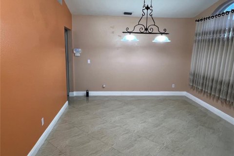 Casa en venta en Tampa, Florida, 4 dormitorios, 219.9 m2 № 1680048 - foto 4