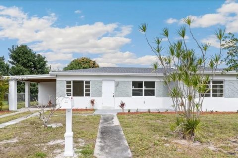 Casa en Miami, Florida 3 dormitorios, 126.44 m2 № 2002320