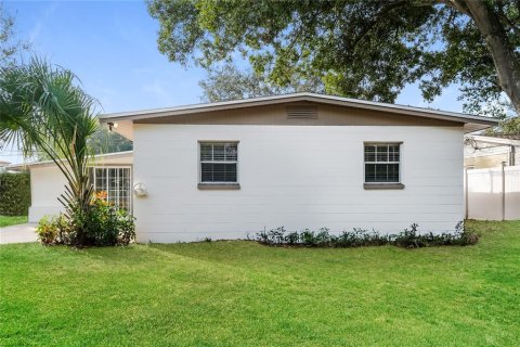 House in Tampa, Florida 3 bedrooms, 106.09 sq.m. № 1905032 - photo 15