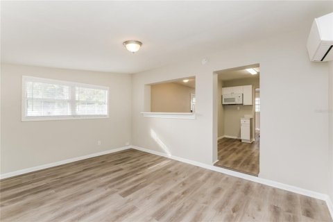 House in Tampa, Florida 3 bedrooms, 106.09 sq.m. № 1905032 - photo 4