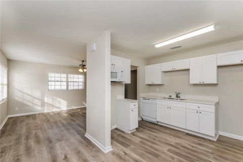 House in Tampa, Florida 3 bedrooms, 106.09 sq.m. № 1905032 - photo 7
