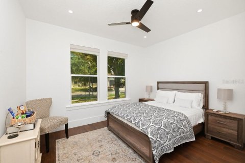House in Orlando, Florida 5 bedrooms, 338.26 sq.m. № 2206781 - photo 15