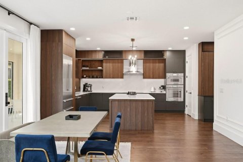 House in Orlando, Florida 5 bedrooms, 338.26 sq.m. № 2206781 - photo 9