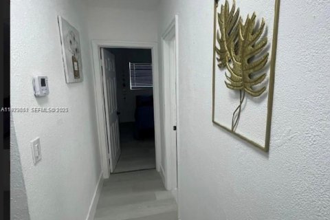 House in Miami, Florida 3 bedrooms, 102.84 sq.m. № 2076890 - photo 9