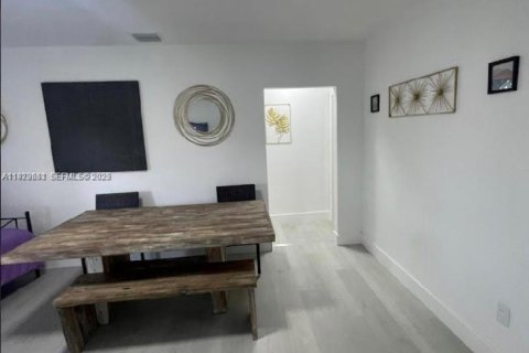 House in Miami, Florida 3 bedrooms, 102.84 sq.m. № 2076890 - photo 4