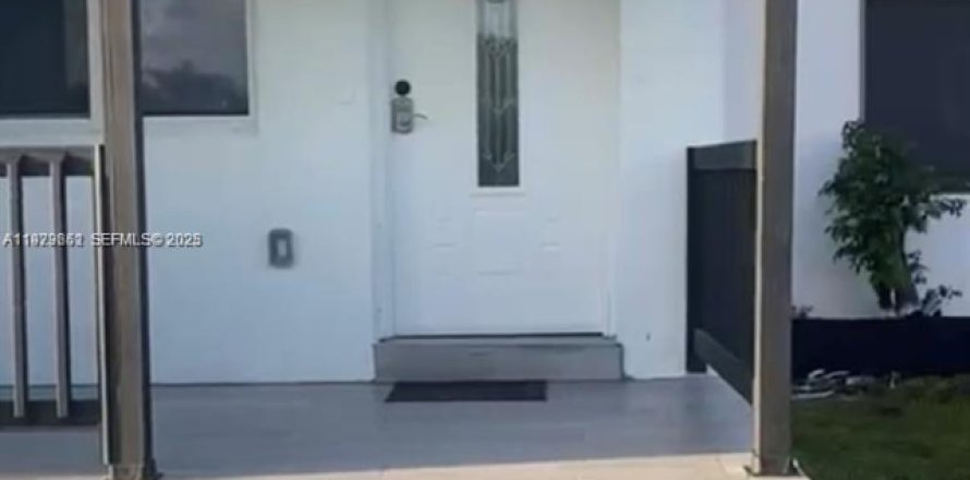 House in Miami, Florida 3 bedrooms, 102.84 sq.m. № 2076890
