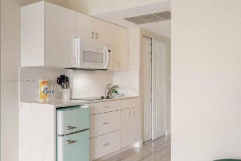 Condo in Sunny Isles Beach, Florida  № 1729175 - photo 4