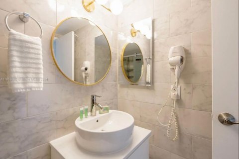 Condo in Sunny Isles Beach, Florida  № 1729175 - photo 13