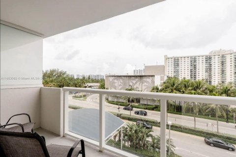 Condo in Sunny Isles Beach, Florida  № 1729175 - photo 14