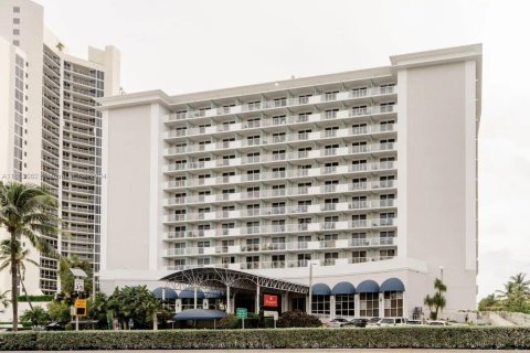 Condo in Sunny Isles Beach, Florida  № 1729175 - photo 1