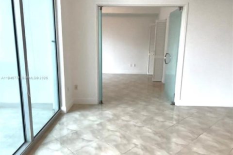 Condo in Miami, Florida, 1 bedroom  № 2152878 - photo 13