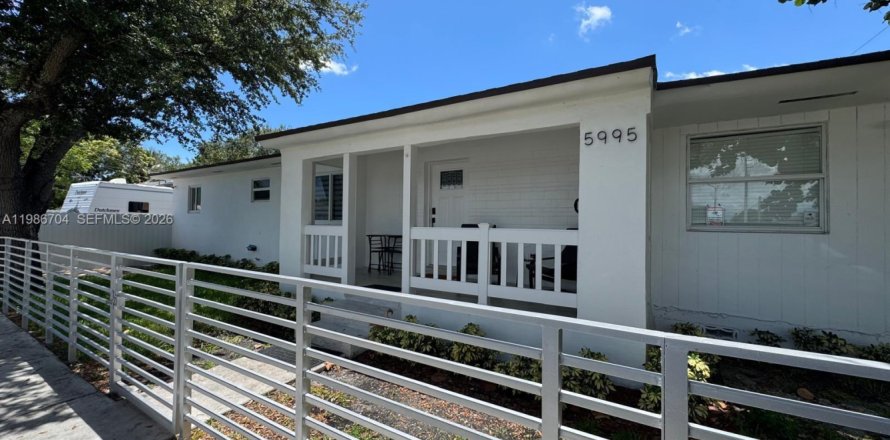 Дом в Майами, Флорида 3 спальни, 167.04м2 № 2049662