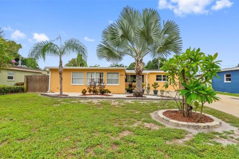 House in Saint Petersburg, Florida 4 bedrooms, 154.78 sq.m. № 2361585