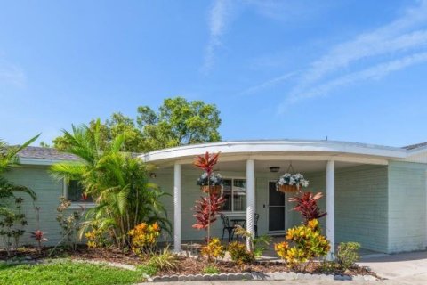 House in Holiday, Florida 2 bedrooms, 102.94 sq.m. № 2226047