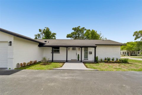 House in Saint Petersburg, Florida 3 bedrooms, 158.03 sq.m. № 2198786 - photo 6