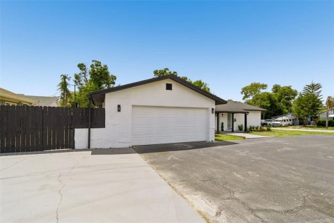 House in Saint Petersburg, Florida 3 bedrooms, 158.03 sq.m. № 2198786 - photo 5