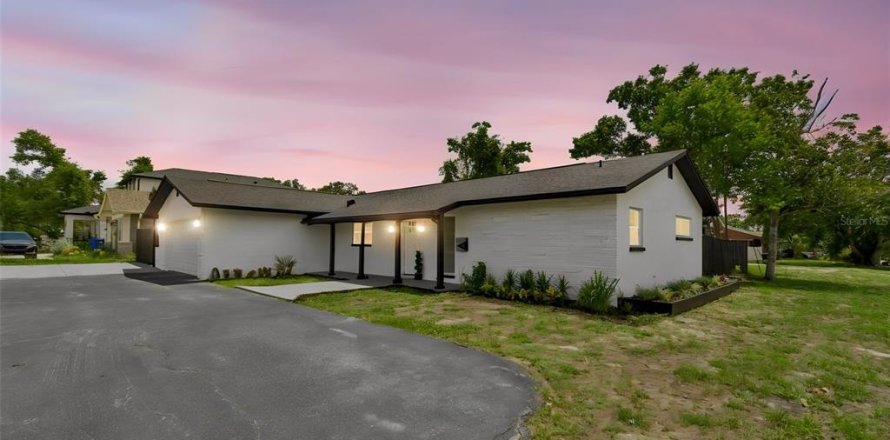 House in Saint Petersburg, Florida 3 bedrooms, 158.03 sq.m. № 2198786