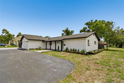 House in Saint Petersburg, Florida 3 bedrooms, 158.03 sq.m. № 2198786 - photo 7