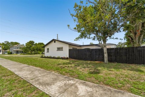 House in Saint Petersburg, Florida 3 bedrooms, 158.03 sq.m. № 2198786 - photo 9