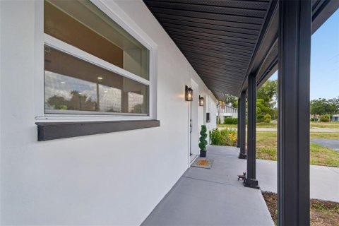 House in Saint Petersburg, Florida 3 bedrooms, 158.03 sq.m. № 2198786 - photo 13
