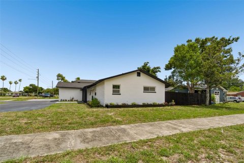 House in Saint Petersburg, Florida 3 bedrooms, 158.03 sq.m. № 2198786 - photo 8