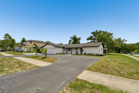 House in Saint Petersburg, Florida 3 bedrooms, 158.03 sq.m. № 2198786 - photo 2