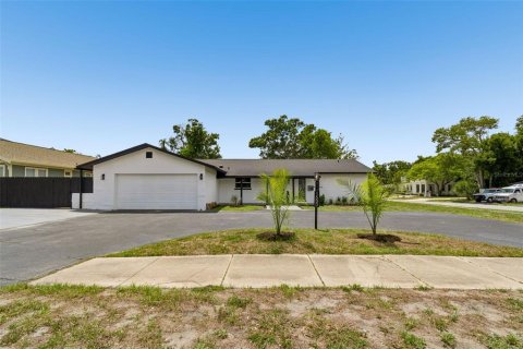 House in Saint Petersburg, Florida 3 bedrooms, 158.03 sq.m. № 2198786 - photo 3