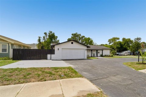 House in Saint Petersburg, Florida 3 bedrooms, 158.03 sq.m. № 2198786 - photo 4