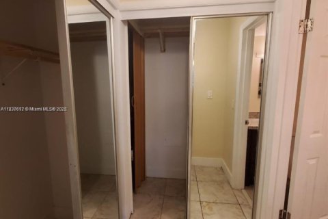 Condo in Miami, Florida, 2 bedrooms № 1960978 - photo 6