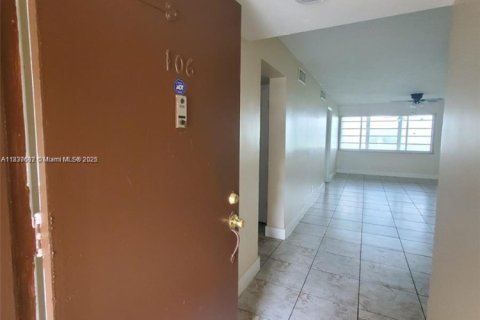 Condo in Miami, Florida, 2 bedrooms № 1960978 - photo 16