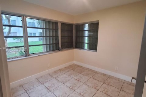 Condo in Miami, Florida, 2 bedrooms № 1960978 - photo 3