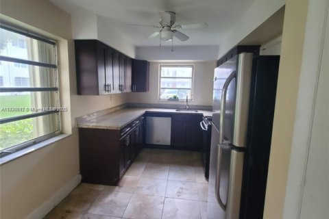 Condo in Miami, Florida, 2 bedrooms № 1960978 - photo 27