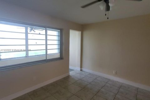 Condo in Miami, Florida, 2 bedrooms № 1960978 - photo 7