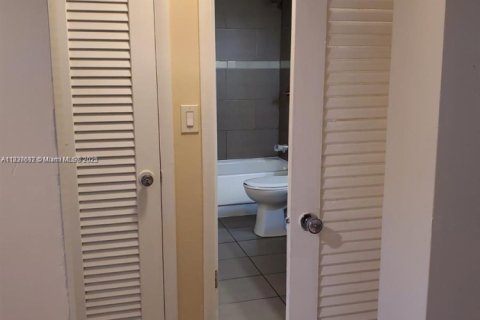 Condo in Miami, Florida, 2 bedrooms № 1960978 - photo 4