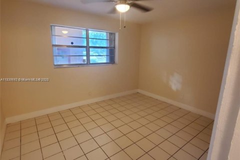Condo in Miami, Florida, 2 bedrooms № 1960978 - photo 15