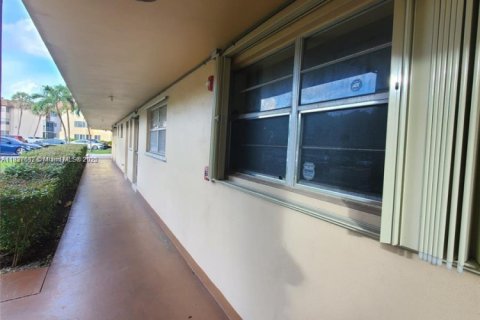 Condo in Miami, Florida, 2 bedrooms № 1960978 - photo 17