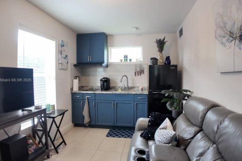 House in Miami, Florida 5 bedrooms, 159.61 sq.m. № 1882398 - photo 20