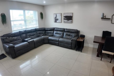 House in Miami, Florida 5 bedrooms, 159.61 sq.m. № 1882398 - photo 13