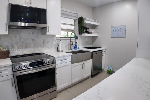 House in Miami, Florida 5 bedrooms, 159.61 sq.m. № 1882398 - photo 4
