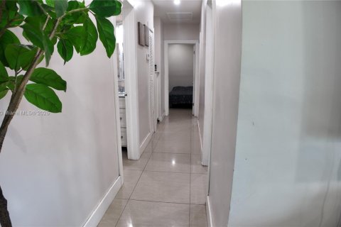 House in Miami, Florida 5 bedrooms, 159.61 sq.m. № 1882398 - photo 8