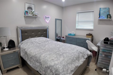 House in Miami, Florida 5 bedrooms, 159.61 sq.m. № 1882398 - photo 9