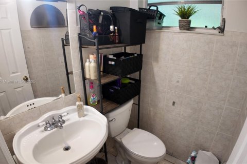 House in Miami, Florida 5 bedrooms, 159.61 sq.m. № 1882398 - photo 14