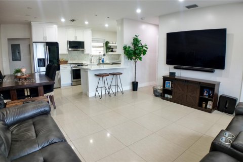 House in Miami, Florida 5 bedrooms, 159.61 sq.m. № 1882398 - photo 2